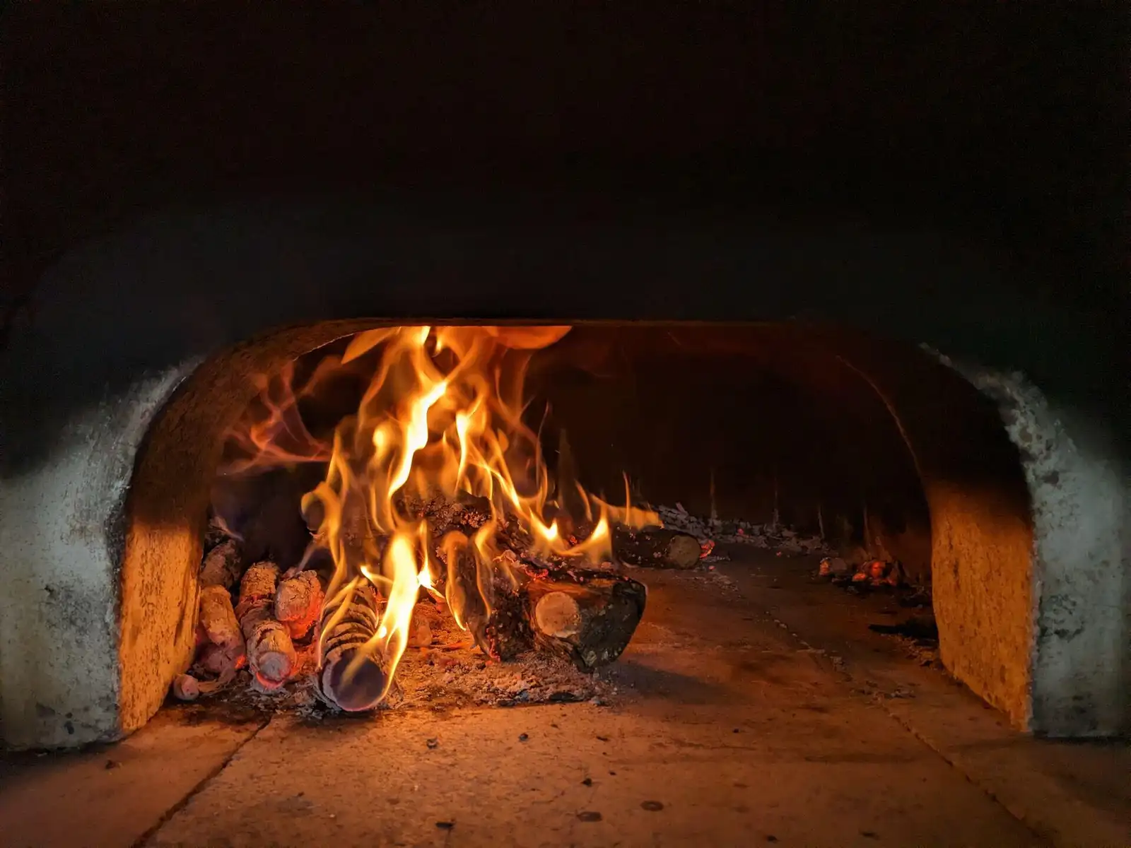 Le four à bois de la ferme auberge, feu allumé
