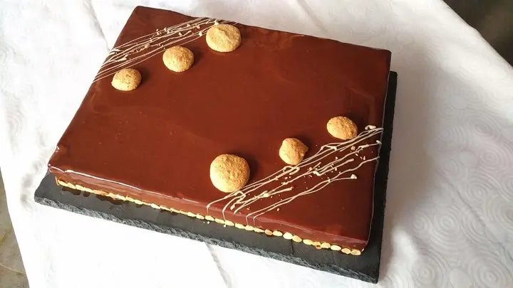 Entremet au chocolat décoré, servi sur ardoise