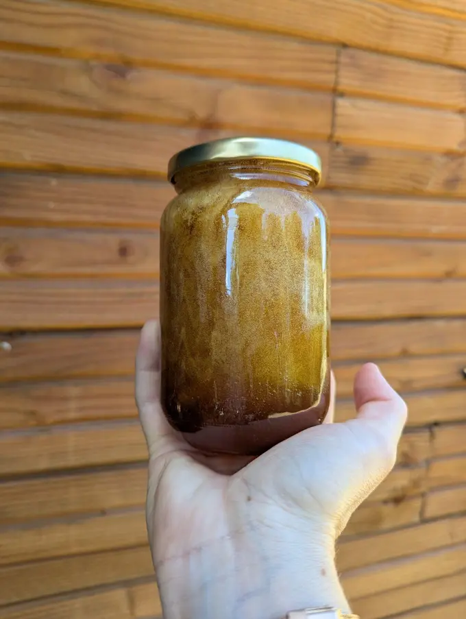 Bocal de miel produit à la ferme