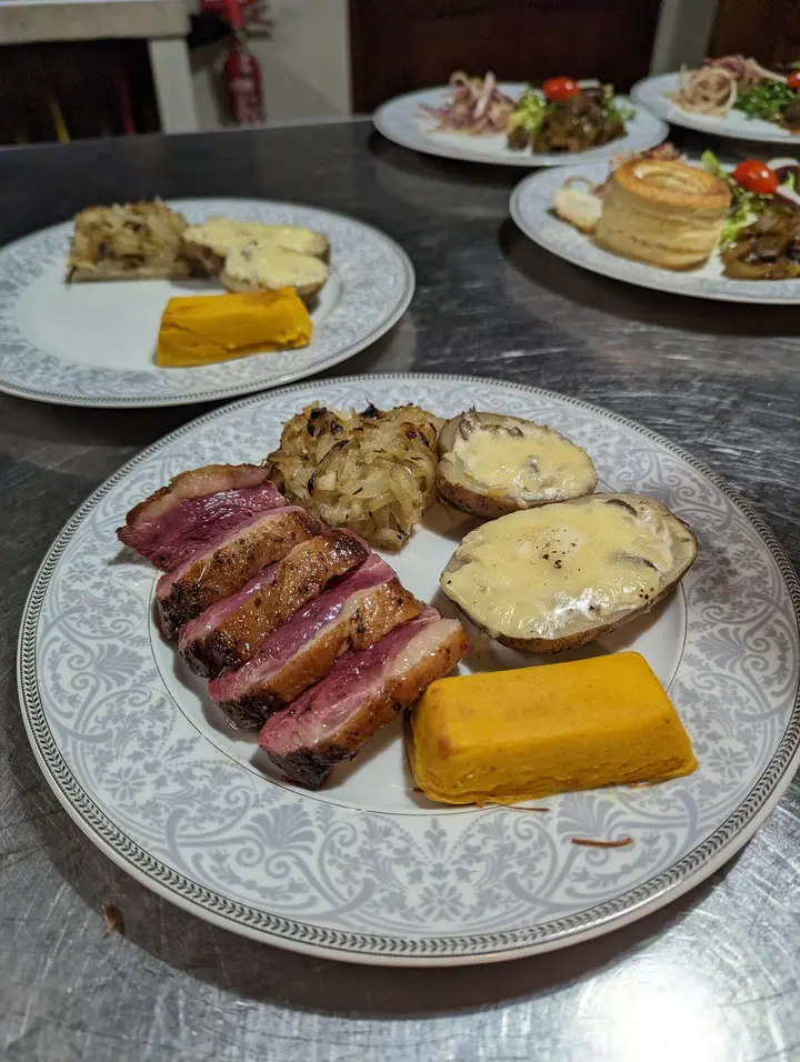 Magret de canard tranché, servi avec pommes de terre gratinées