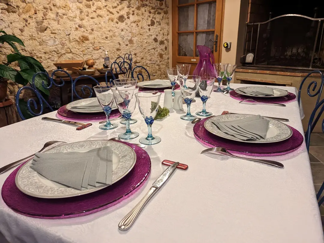 Table dressée avec vaisselle et verrerie pour une réception